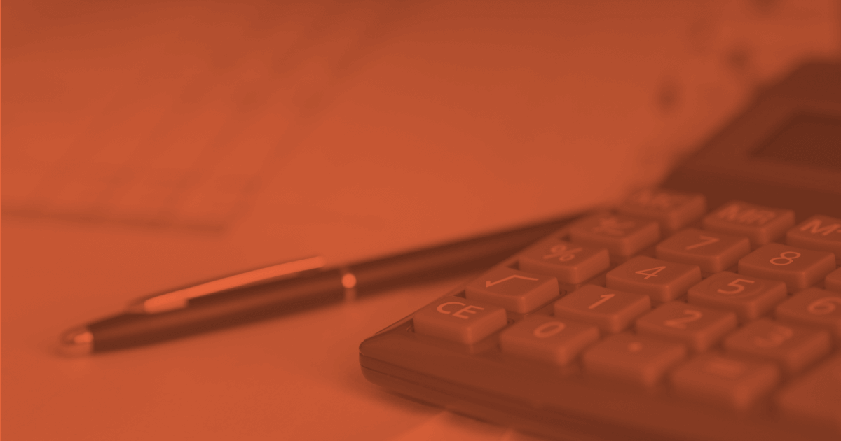 Gros plan d’un stylo posé à côté d’une calculatrice, sur une feuille imprimée.