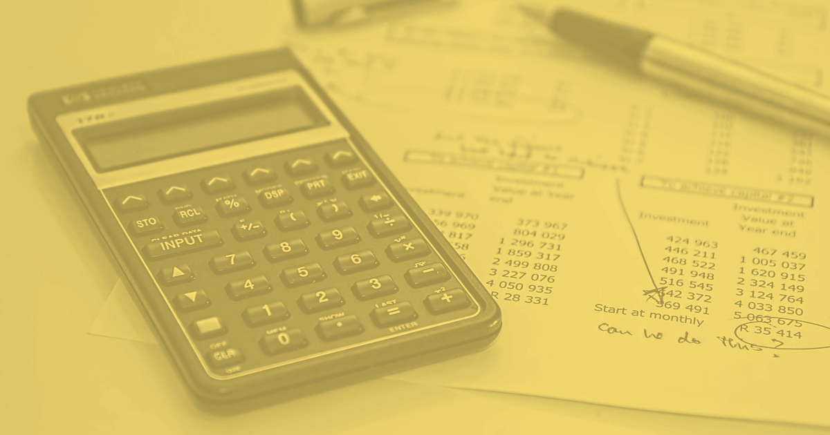 Une calculatrice et un stylo posés sur des états financiers couverts de colonnes de chiffres.
